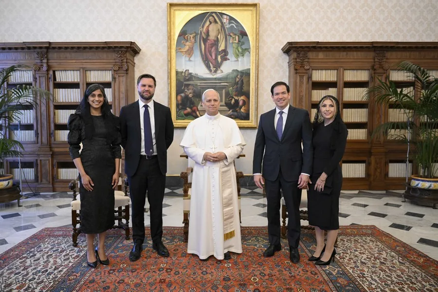 El papa León XIV, con el vicepresidente de Estados Unidos, JD Vance (2i), y el secretario de Estado, Marco Rubio (2d) y sus respectivas esposas, este lunes en El Vaticano.