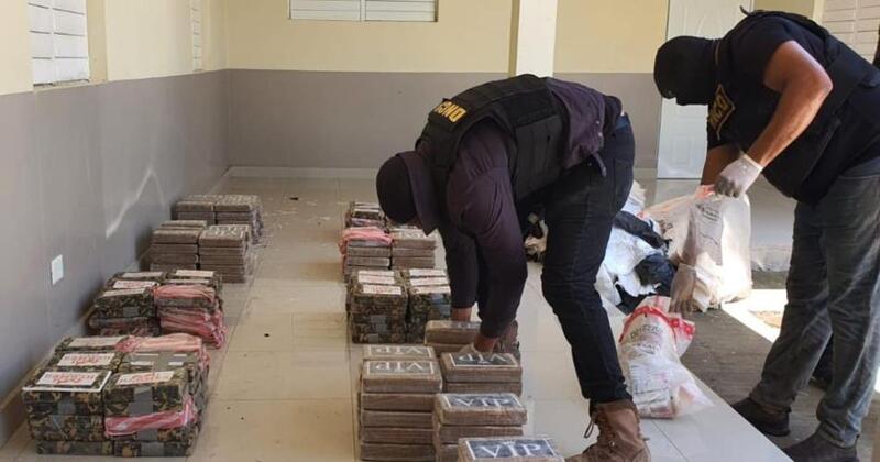 Arrestan dos e incautan 268 paquetes de presumiblemente cocaína en Pedernales
